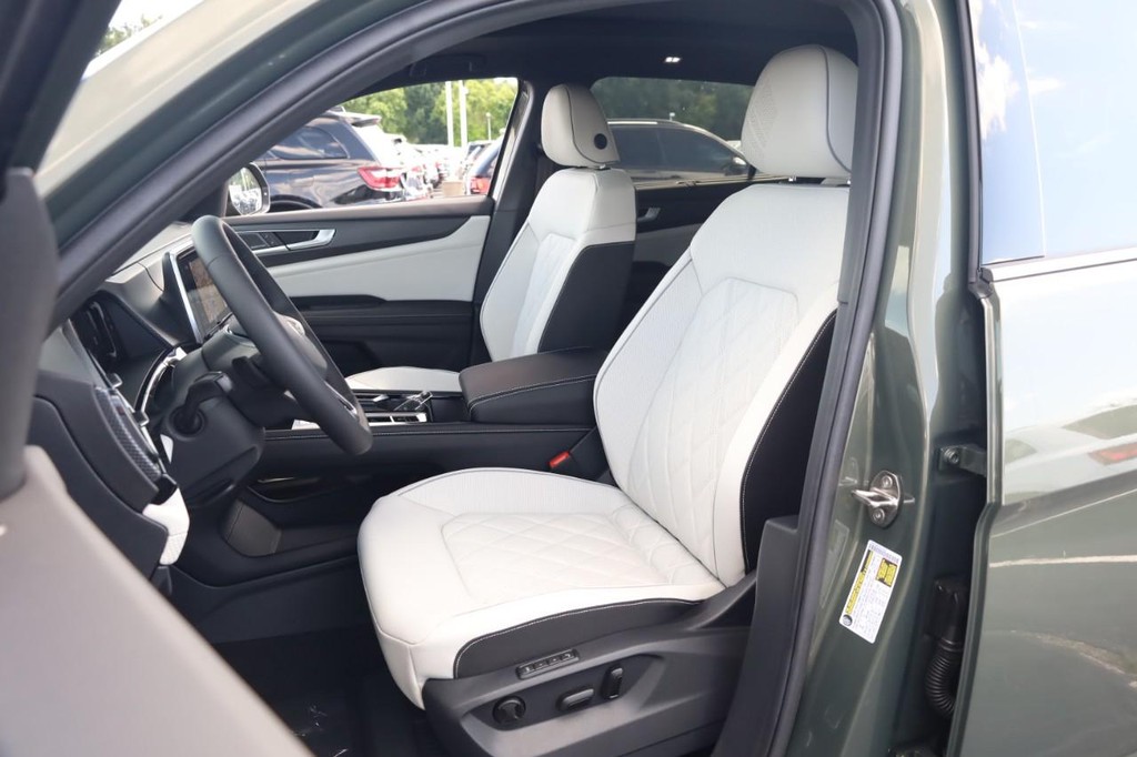 Volkswagen Atlas Cross Sport Vehicle Full-screen Gallery Image 8