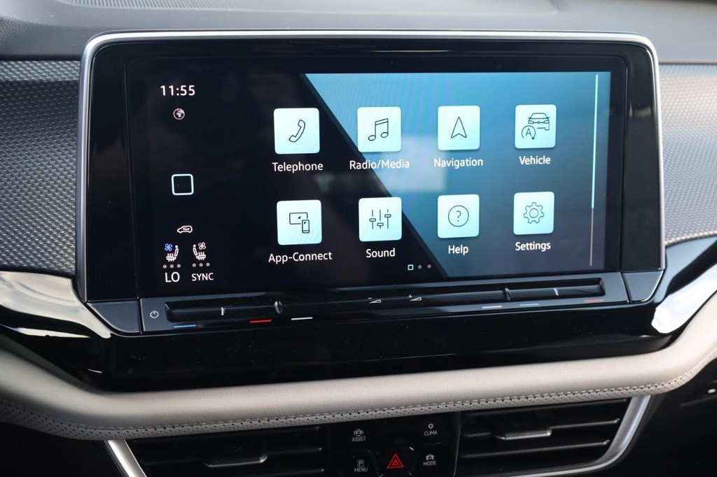 Volkswagen Atlas Cross Sport Vehicle Full-screen Gallery Image 11