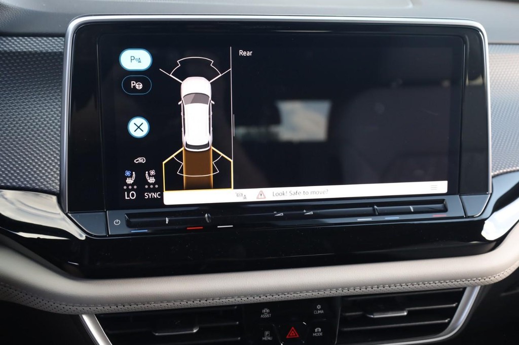 Volkswagen Atlas Cross Sport Vehicle Full-screen Gallery Image 12