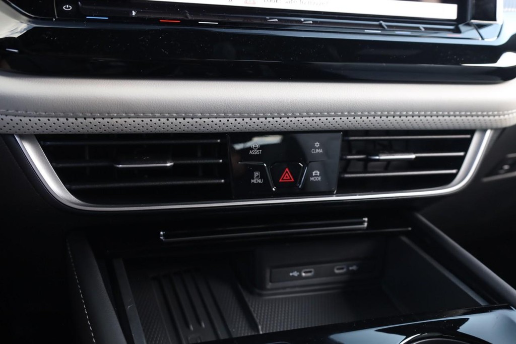 Volkswagen Atlas Cross Sport Vehicle Full-screen Gallery Image 13