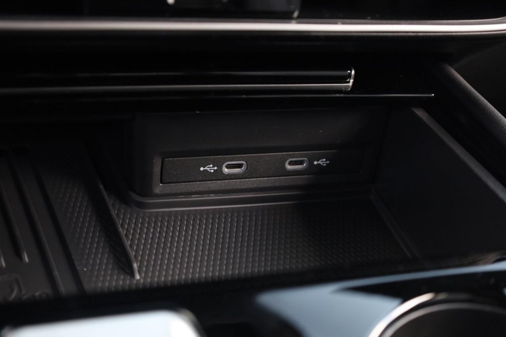Volkswagen Atlas Cross Sport Vehicle Full-screen Gallery Image 14