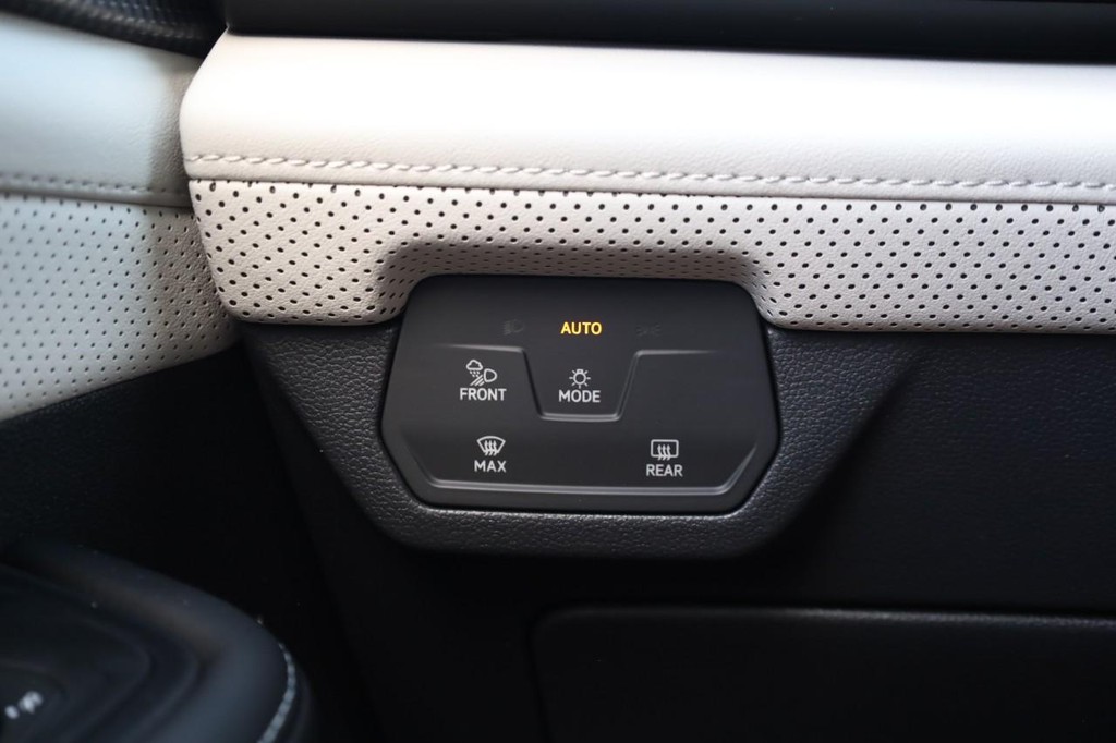 Volkswagen Atlas Cross Sport Vehicle Full-screen Gallery Image 18