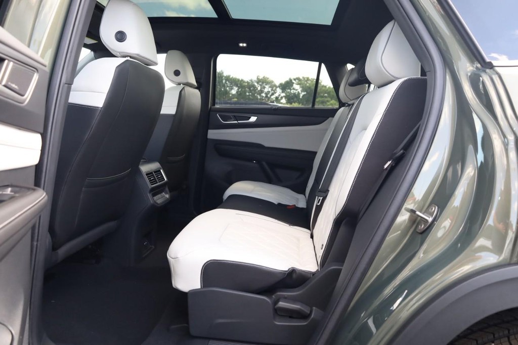 Volkswagen Atlas Cross Sport Vehicle Full-screen Gallery Image 21