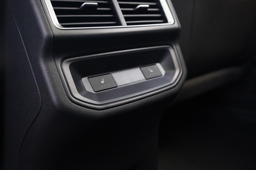 Volkswagen Atlas Cross Sport Vehicle Full-screen Gallery Image 22