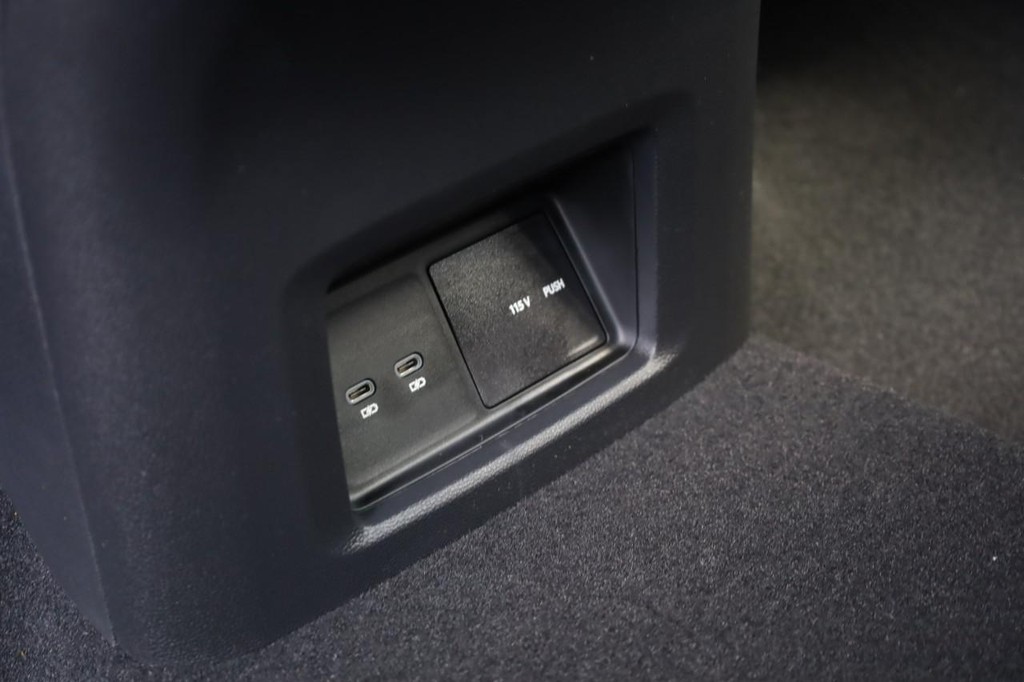 Volkswagen Atlas Cross Sport Vehicle Full-screen Gallery Image 23