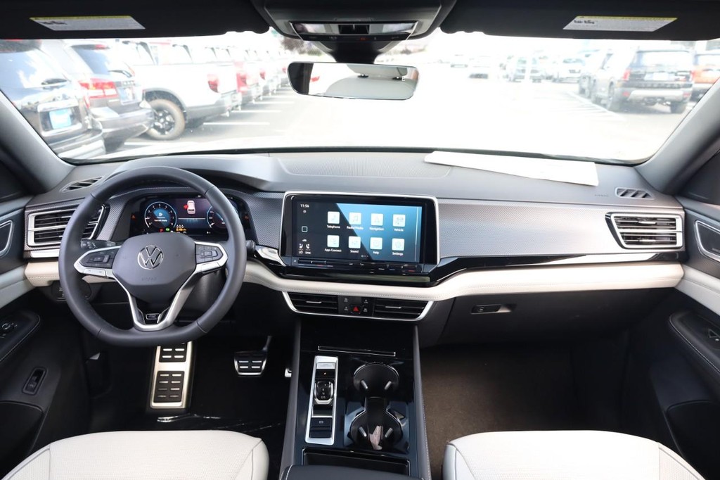 Volkswagen Atlas Cross Sport Vehicle Full-screen Gallery Image 24