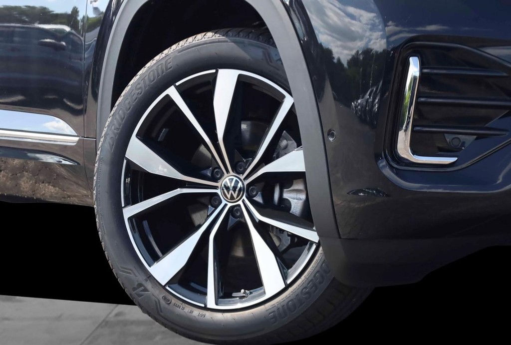 Volkswagen Atlas Vehicle Full-screen Gallery Image 3