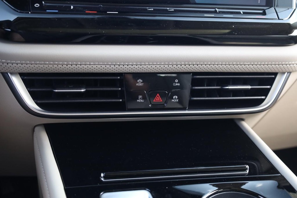 Volkswagen Atlas Vehicle Full-screen Gallery Image 14