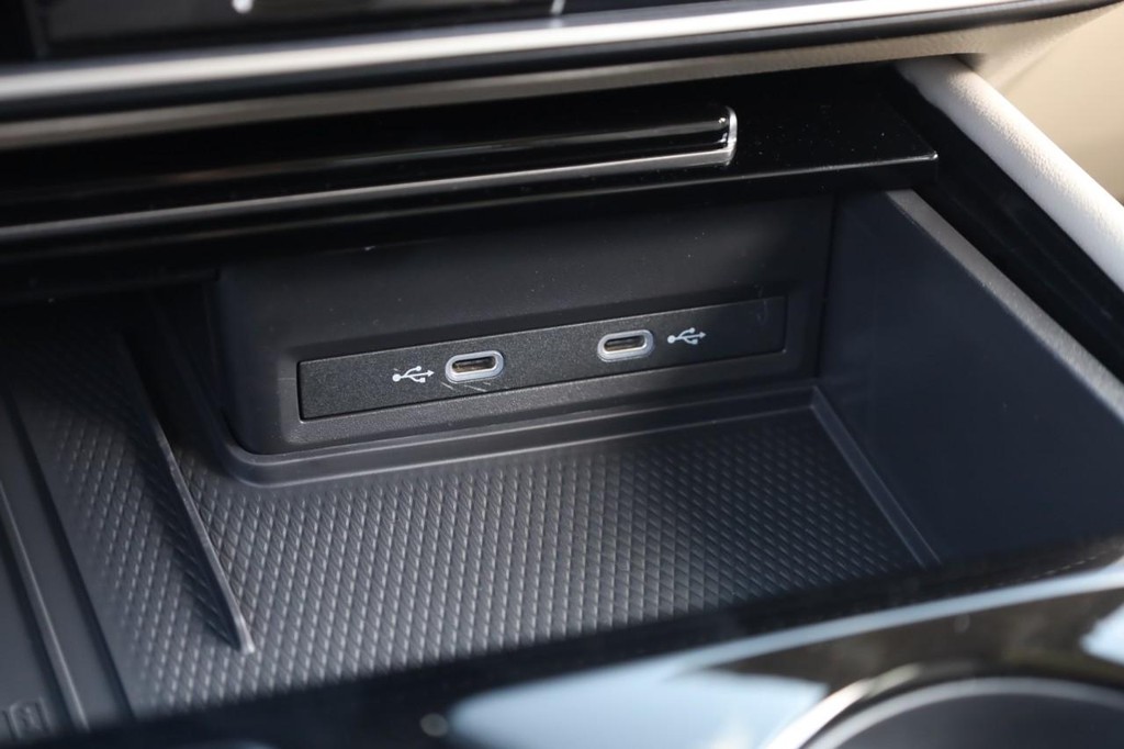 Volkswagen Atlas Vehicle Full-screen Gallery Image 15