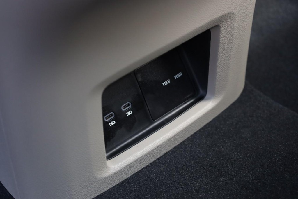 Volkswagen Atlas Vehicle Full-screen Gallery Image 24