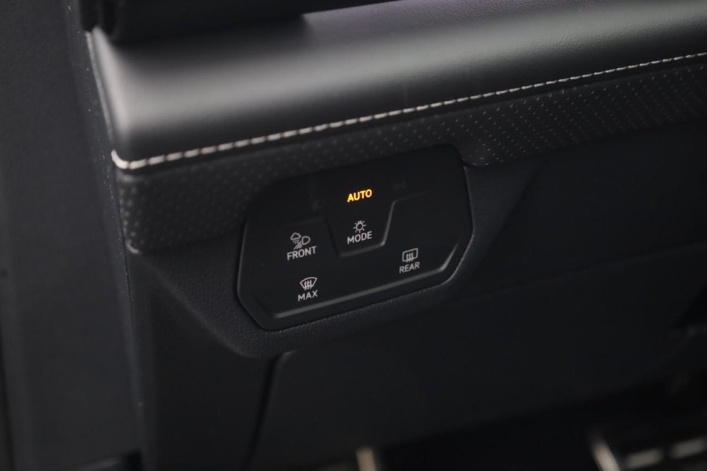 Volkswagen Atlas Vehicle Full-screen Gallery Image 13