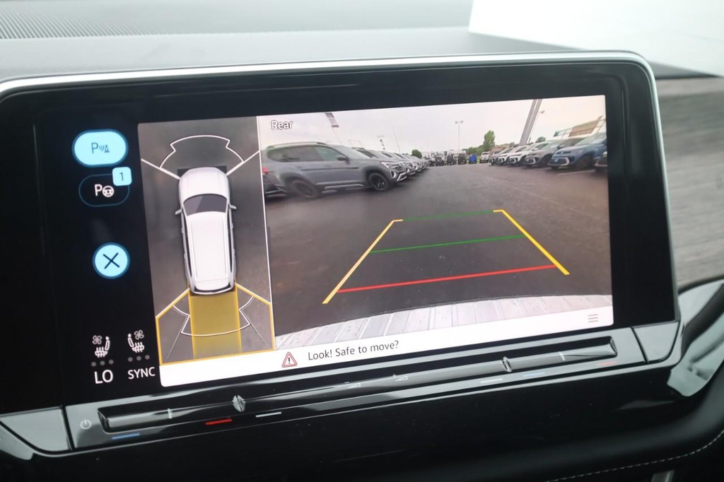 Volkswagen Atlas Vehicle Full-screen Gallery Image 16