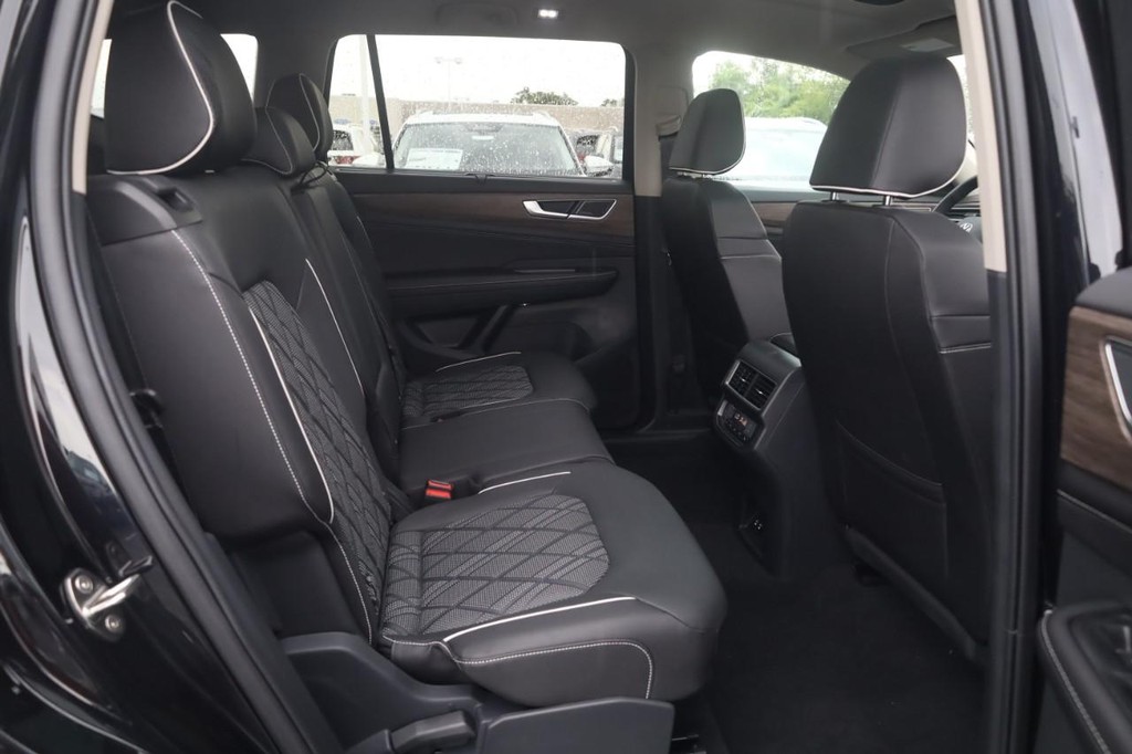 Volkswagen Atlas Vehicle Full-screen Gallery Image 21