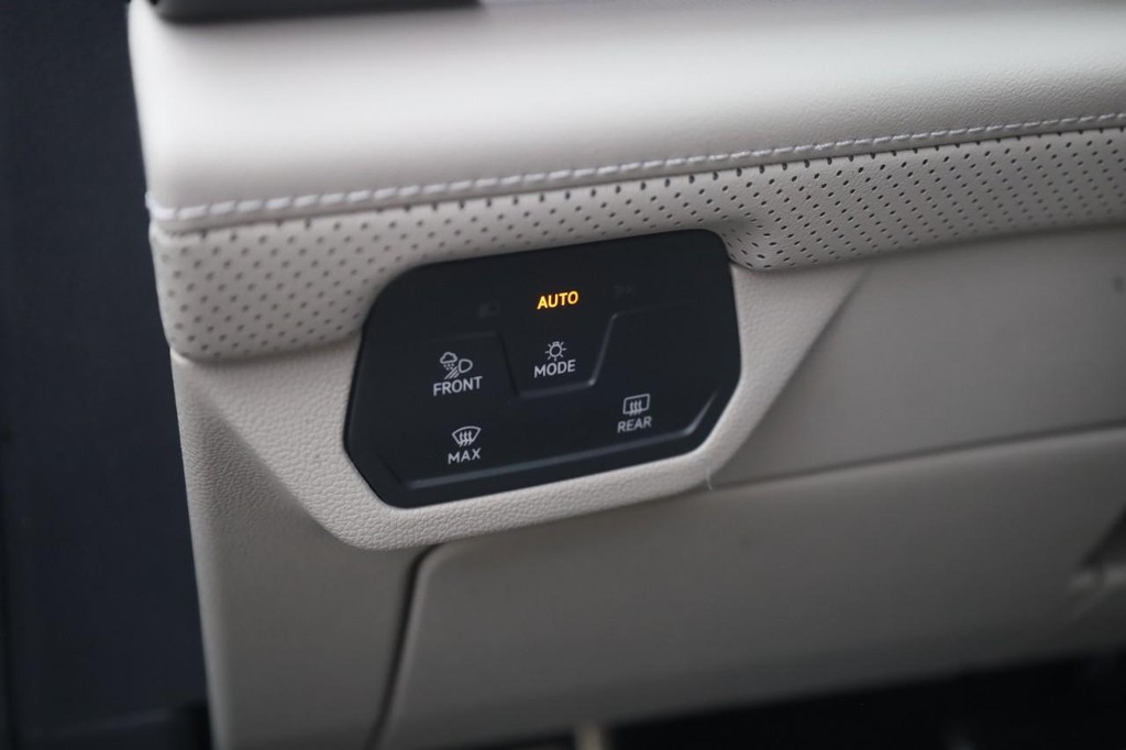 Volkswagen Atlas Vehicle Full-screen Gallery Image 13