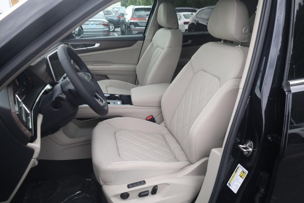 Volkswagen Atlas Vehicle Full-screen Gallery Image 18
