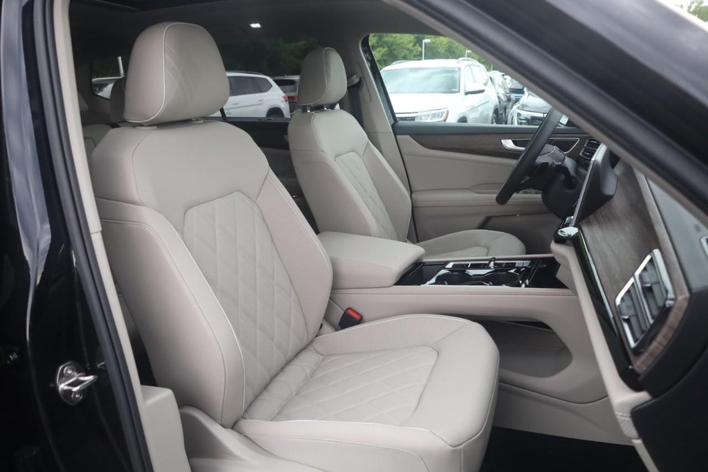 Volkswagen Atlas Vehicle Full-screen Gallery Image 19