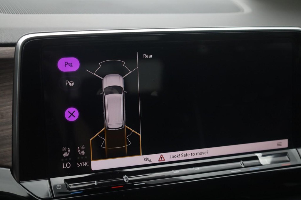 Volkswagen Atlas Vehicle Full-screen Gallery Image 16