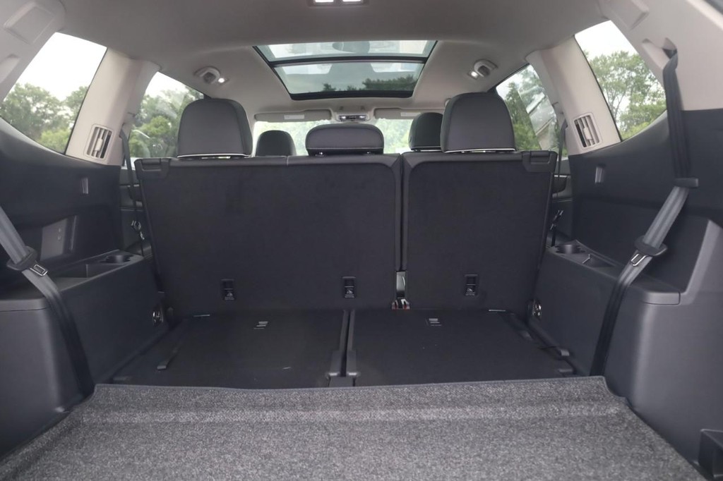 Volkswagen Atlas Vehicle Full-screen Gallery Image 25