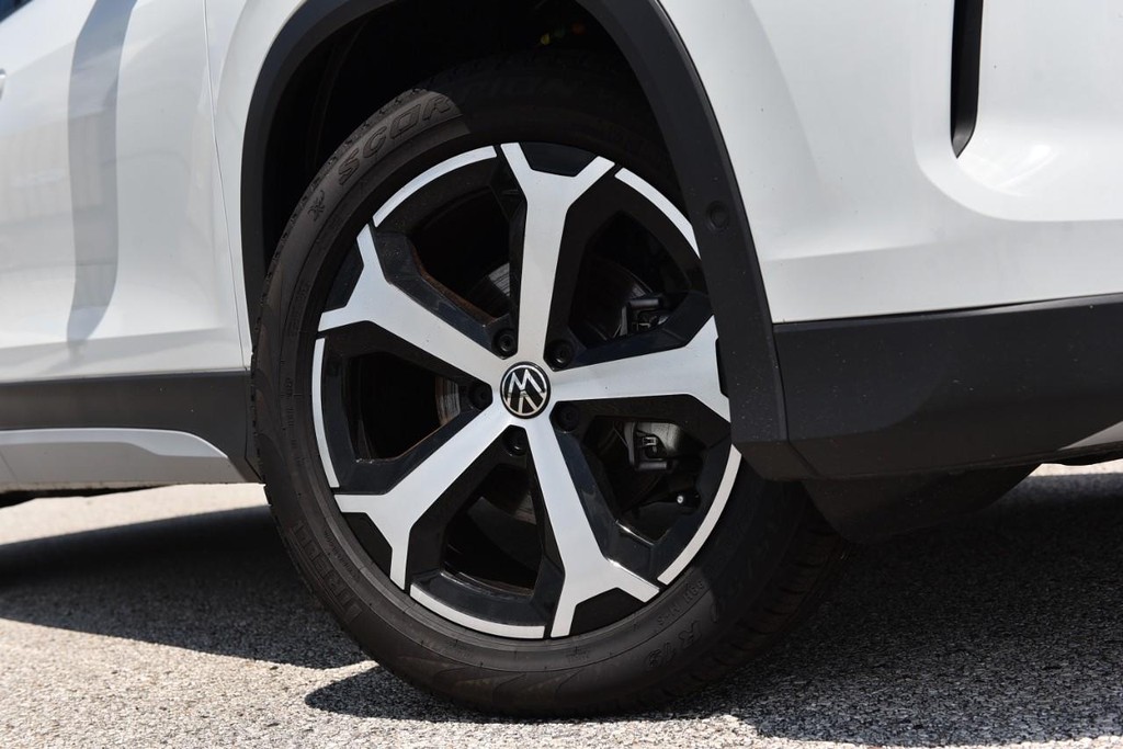 Volkswagen Tiguan Vehicle Full-screen Gallery Image 3