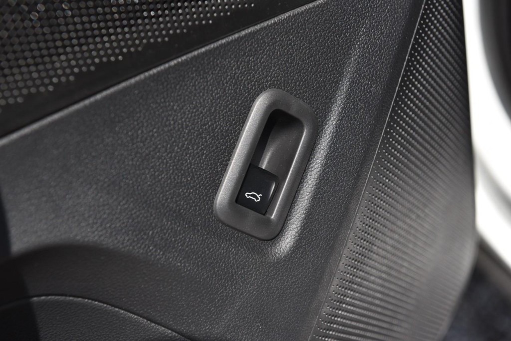 Volkswagen Tiguan Vehicle Full-screen Gallery Image 9