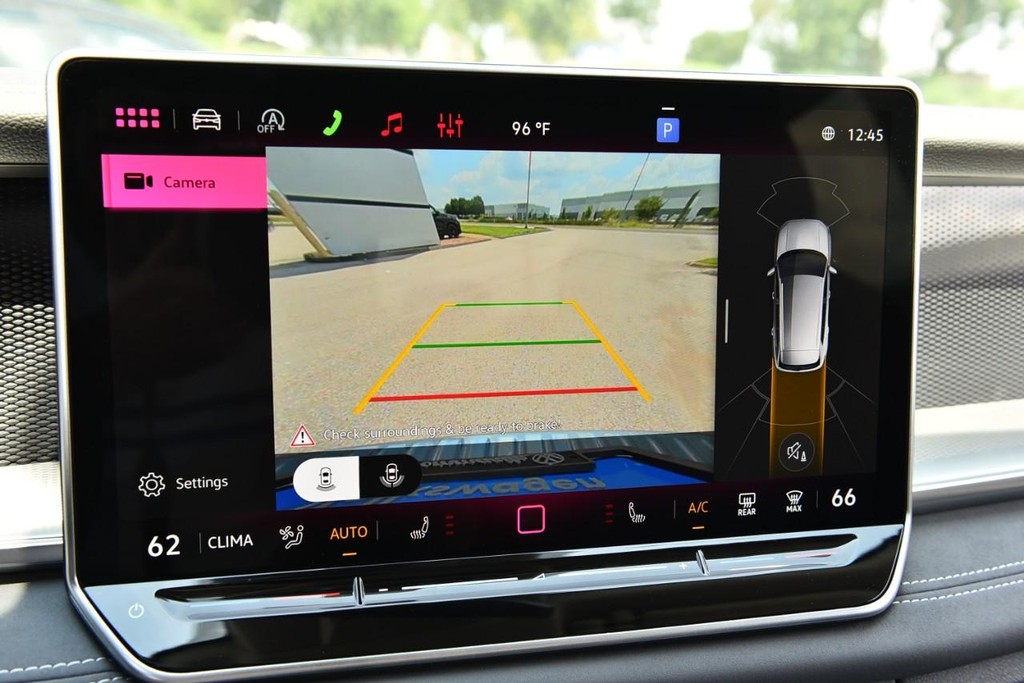 Volkswagen Tiguan Vehicle Full-screen Gallery Image 13