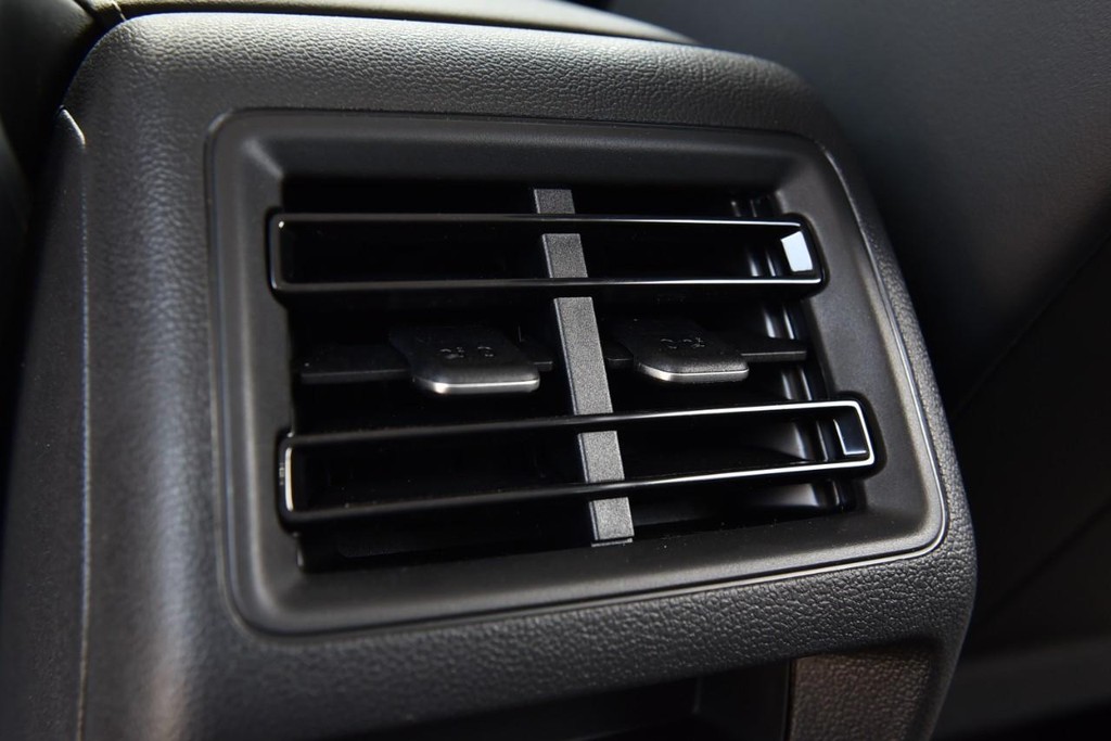 Volkswagen Tiguan Vehicle Full-screen Gallery Image 22