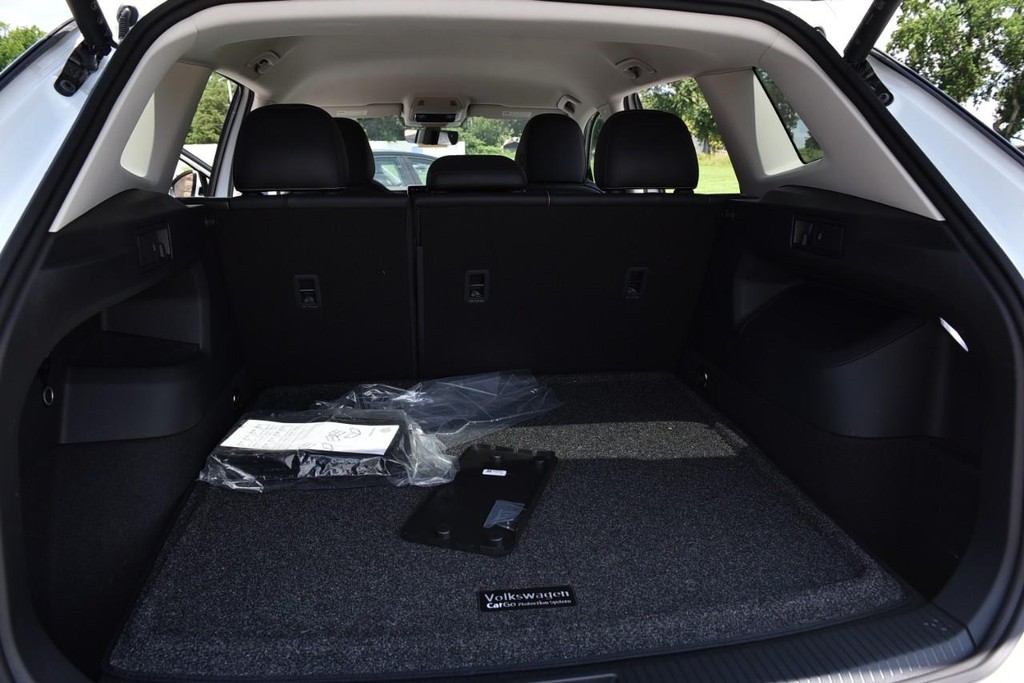 Volkswagen Tiguan Vehicle Full-screen Gallery Image 24