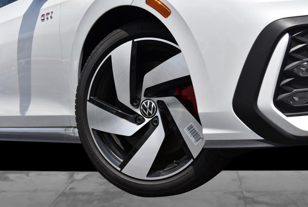 Volkswagen Golf GTI Vehicle Full-screen Gallery Image 3