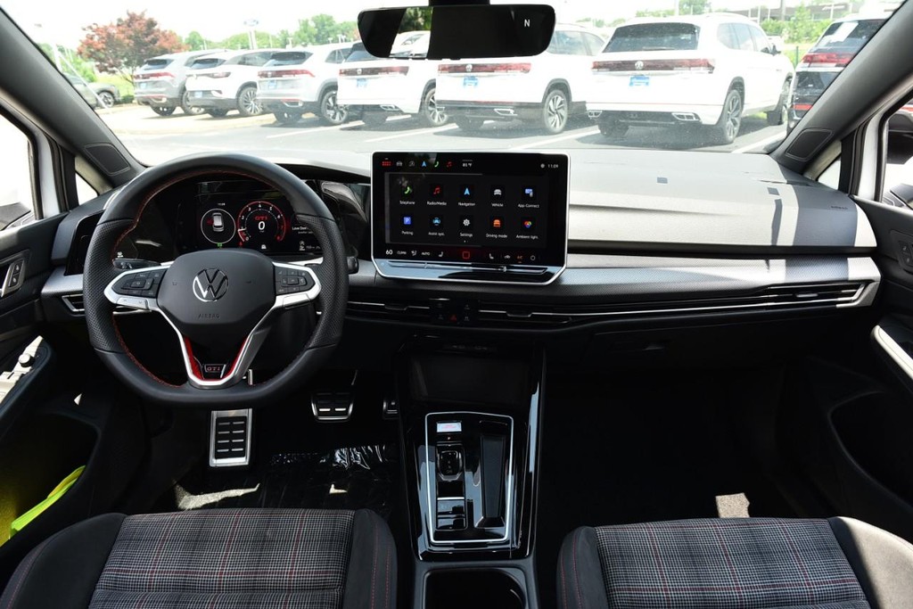Volkswagen Golf GTI Vehicle Full-screen Gallery Image 7