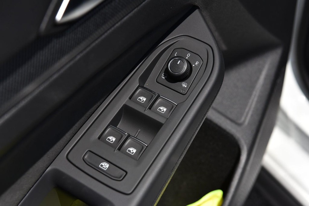 Volkswagen Golf GTI Vehicle Full-screen Gallery Image 8