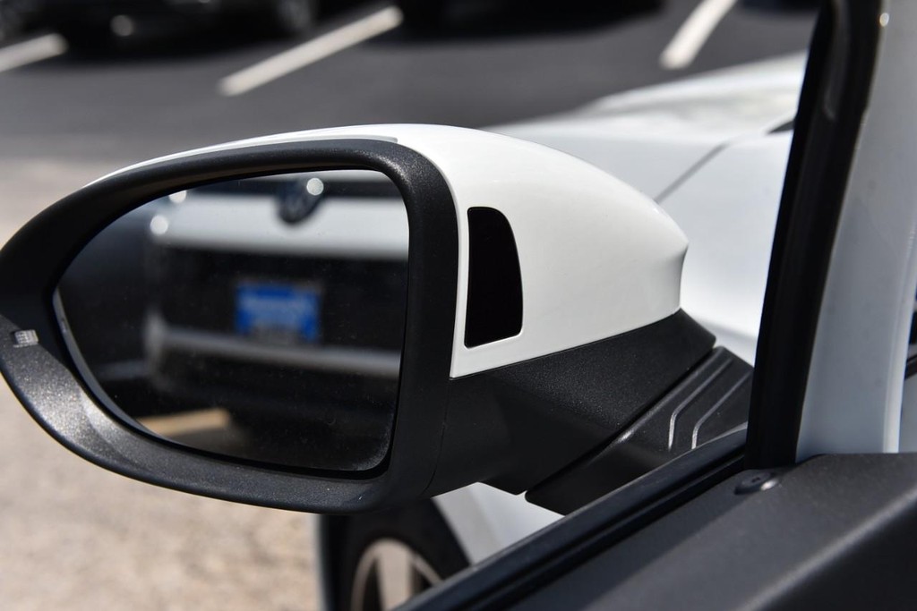 Volkswagen Golf GTI Vehicle Full-screen Gallery Image 9