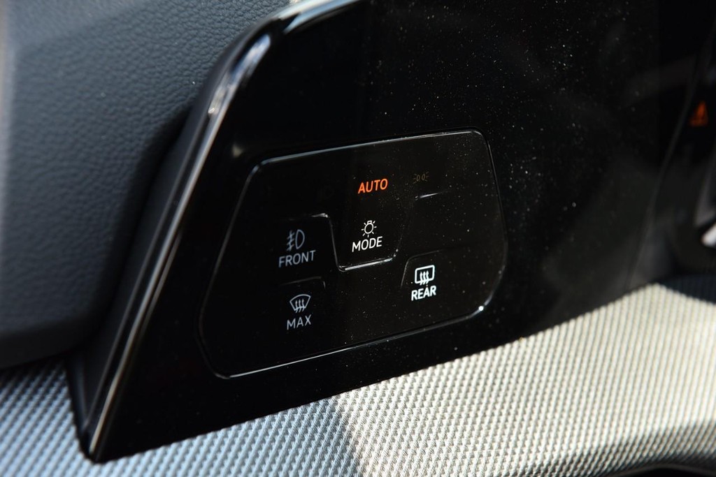 Volkswagen Golf GTI Vehicle Full-screen Gallery Image 10