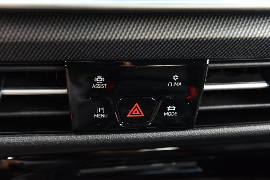 Volkswagen Golf GTI Vehicle Full-screen Gallery Image 15