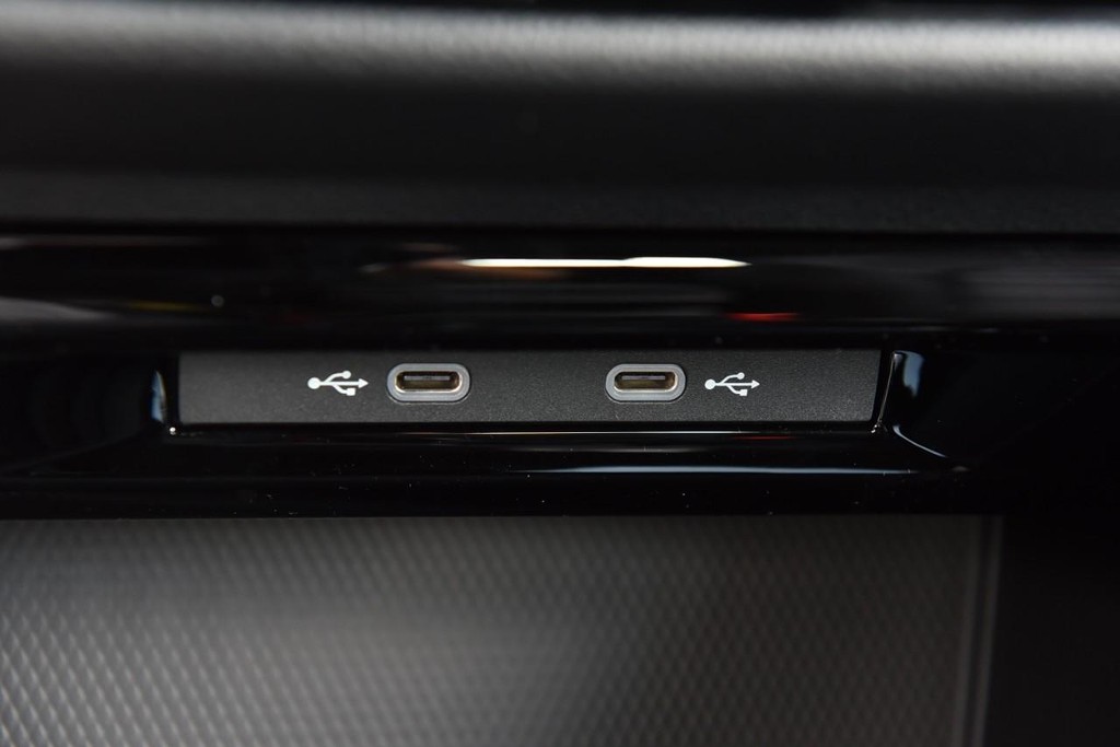 Volkswagen Golf GTI Vehicle Full-screen Gallery Image 16