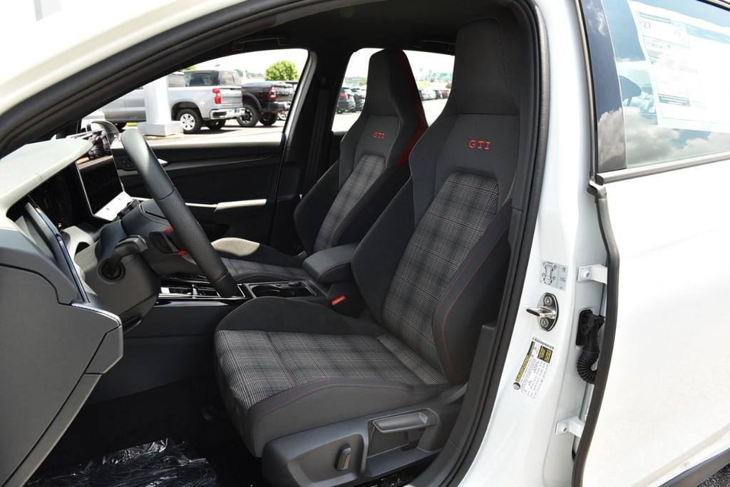 Volkswagen Golf GTI Vehicle Full-screen Gallery Image 19