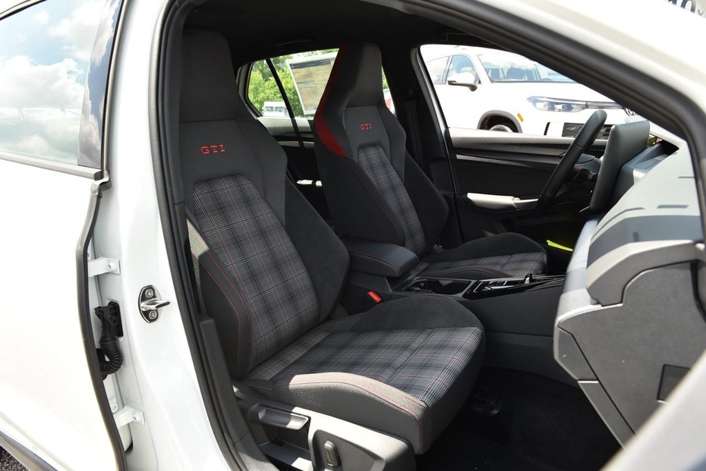 Volkswagen Golf GTI Vehicle Full-screen Gallery Image 20