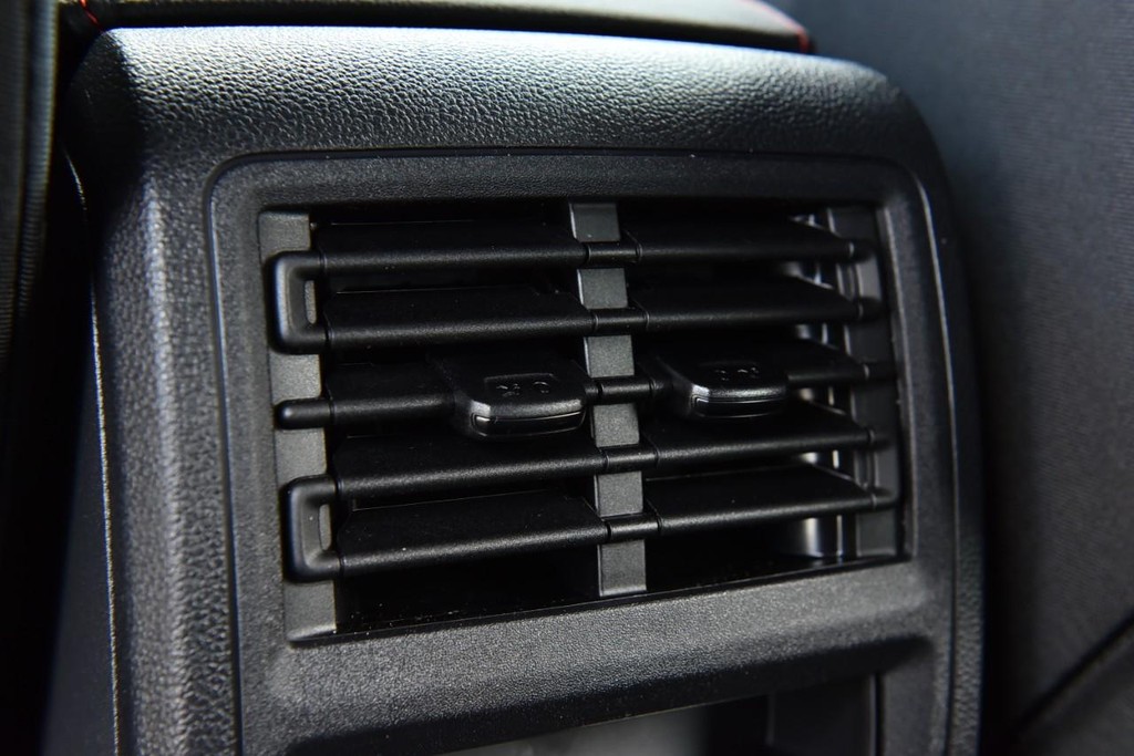 Volkswagen Golf GTI Vehicle Full-screen Gallery Image 22