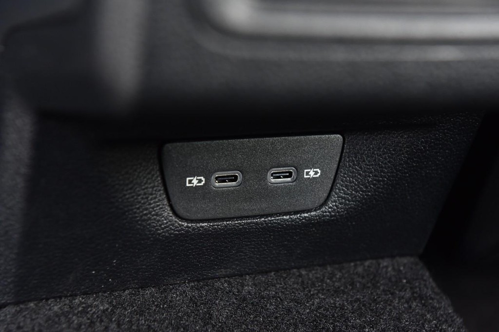 Volkswagen Golf GTI Vehicle Full-screen Gallery Image 23