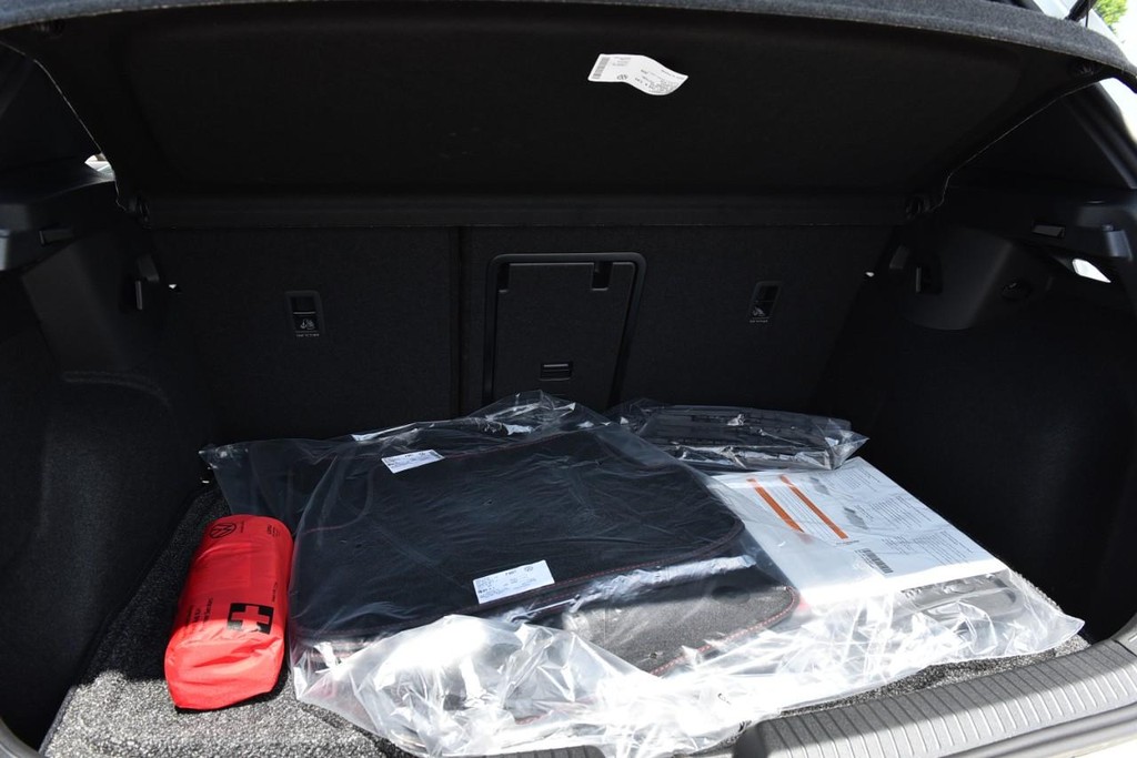 Volkswagen Golf GTI Vehicle Full-screen Gallery Image 24