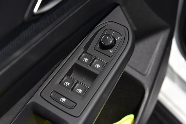 Volkswagen Golf GTI Vehicle Image 08