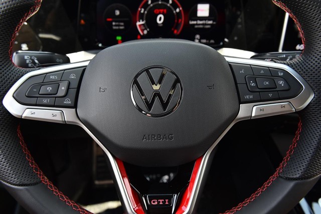 Volkswagen Golf GTI Vehicle Image 18