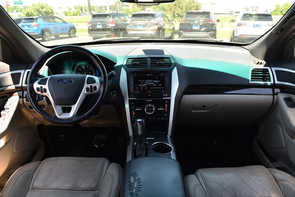 Ford Explorer Vehicle Full-screen Gallery Image 07