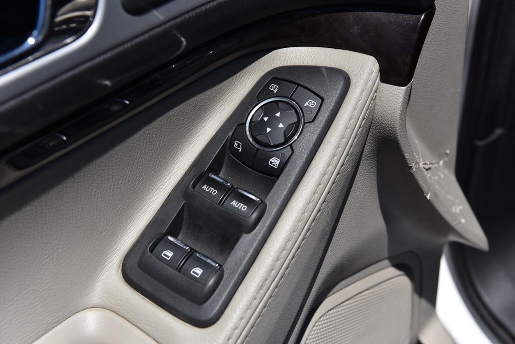 Ford Explorer Vehicle Full-screen Gallery Image 08