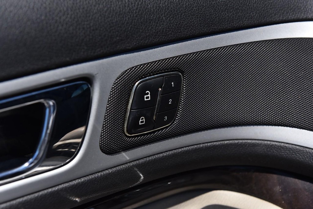 Ford Explorer Vehicle Full-screen Gallery Image 09