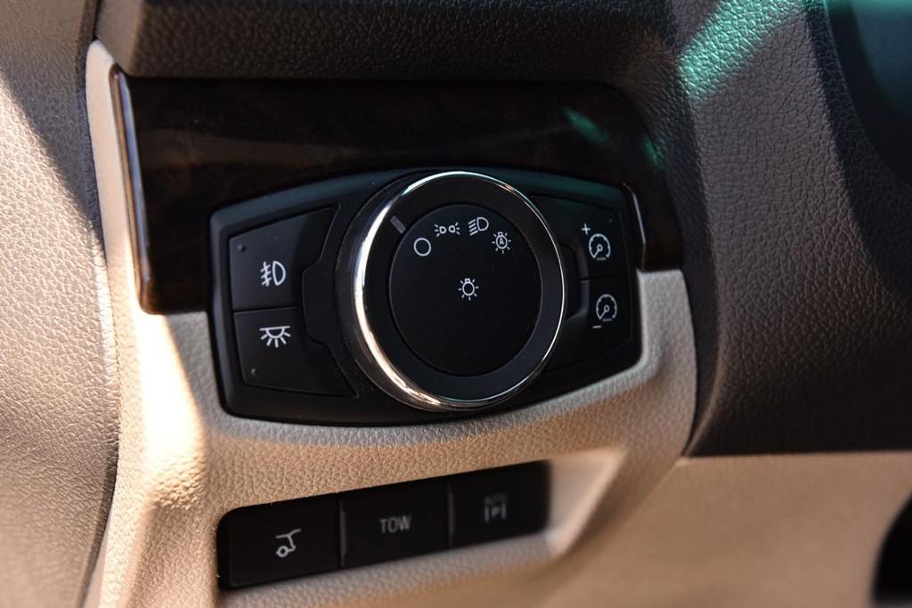 Ford Explorer Vehicle Full-screen Gallery Image 11