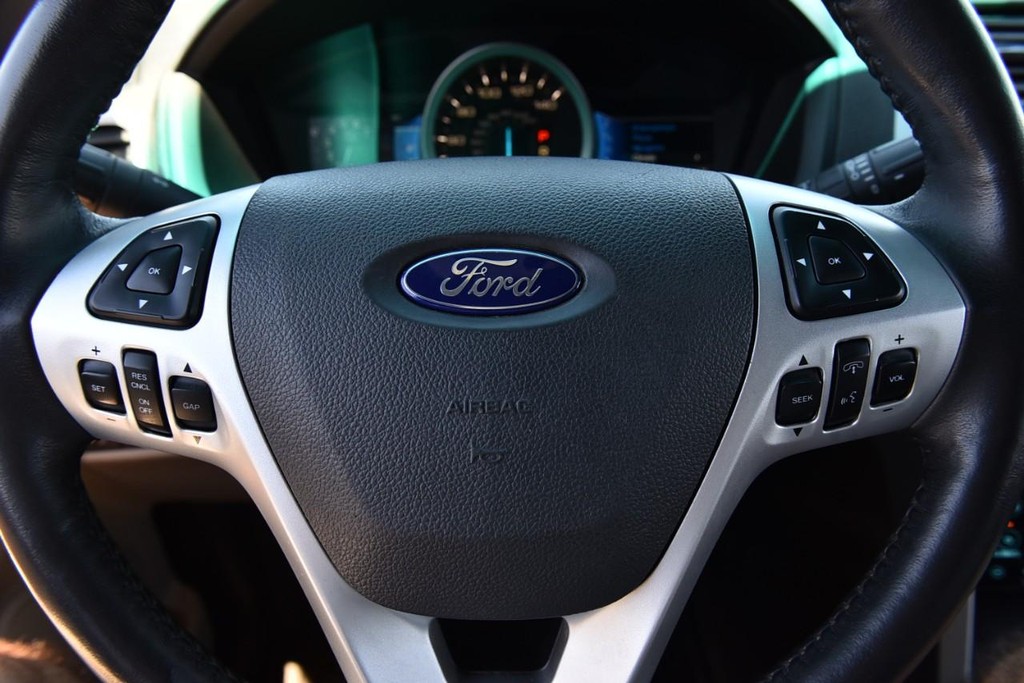 Ford Explorer Vehicle Full-screen Gallery Image 18