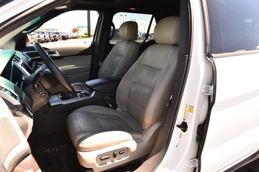 Ford Explorer Vehicle Full-screen Gallery Image 19