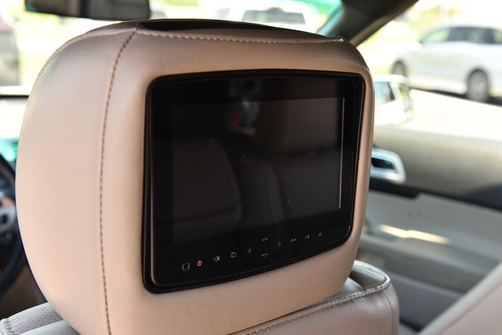 Ford Explorer Vehicle Full-screen Gallery Image 23