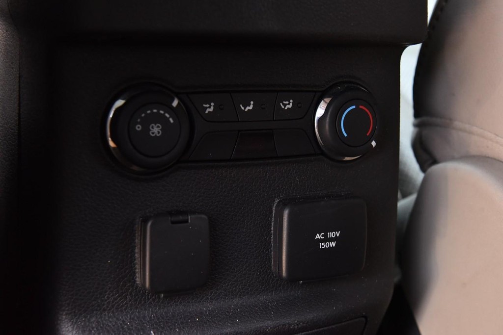 Ford Explorer Vehicle Full-screen Gallery Image 24