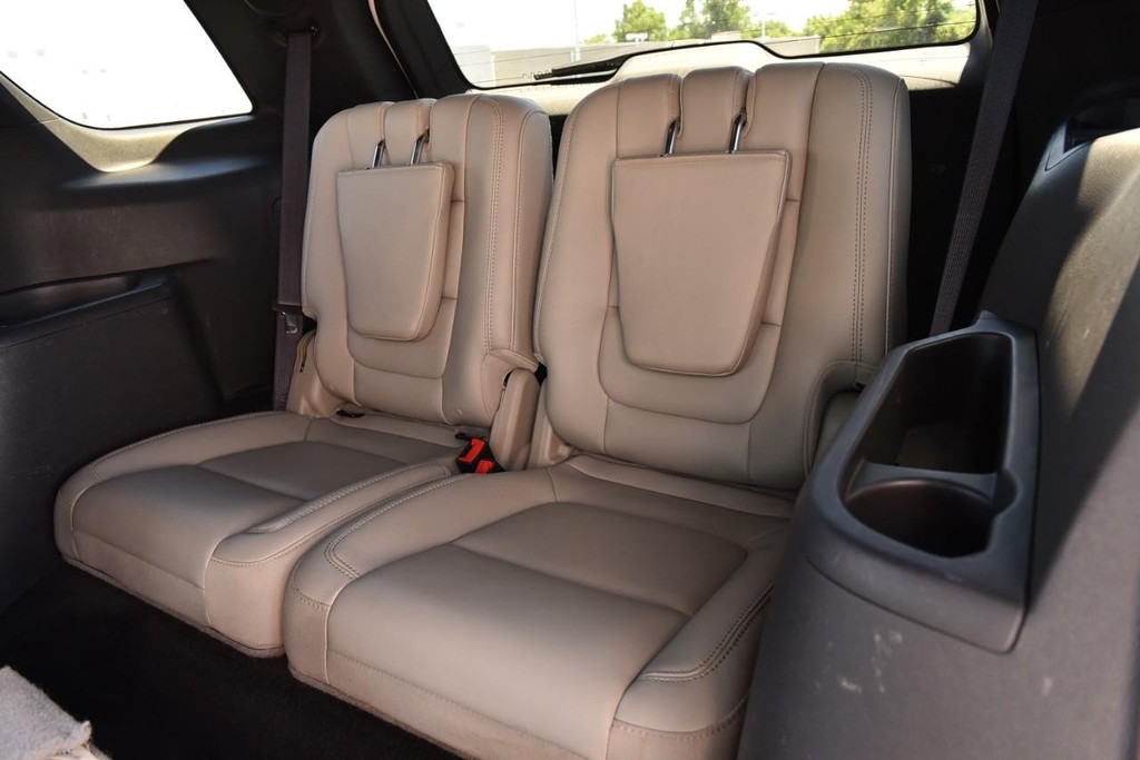 Ford Explorer Vehicle Full-screen Gallery Image 25